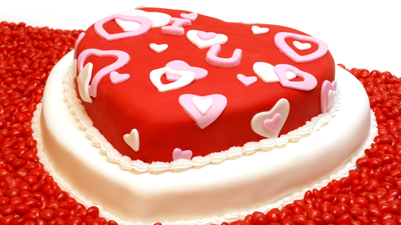 Большой красивый торт в форме сердца на День всех влюбленных 14 февраля