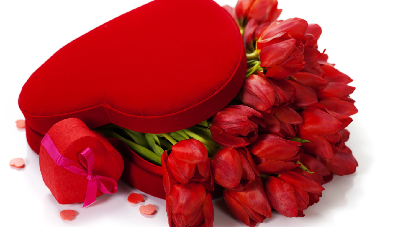 Большая коробка в форме сердца с красными тюльпанами на день Святого Валентина