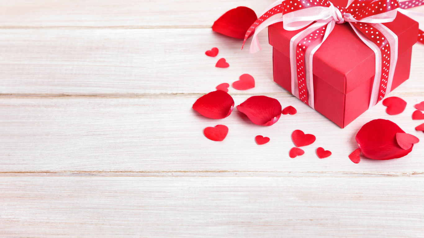 Подарок на День Святого Валентина с лепестками розы 