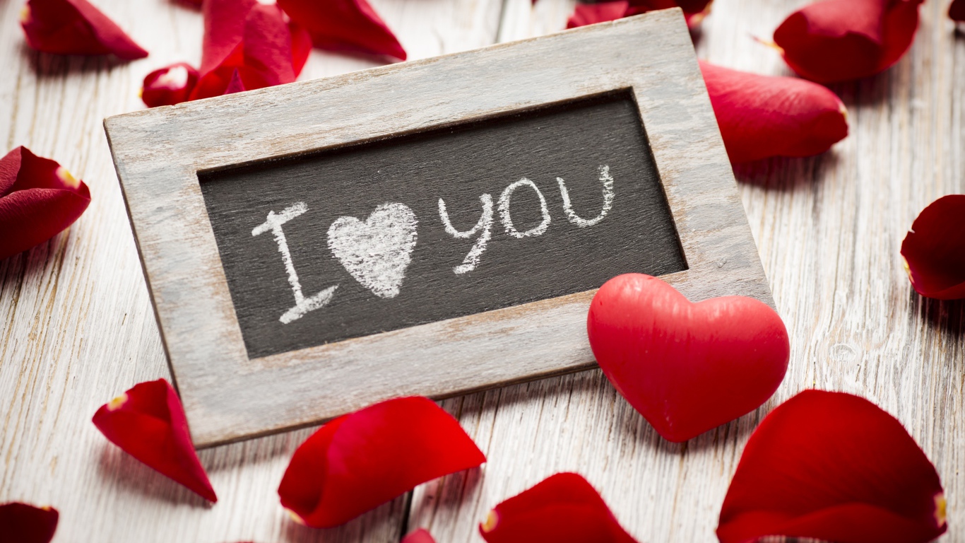 Деревянная рамка с лепестками роз и сердечком на День Святого Валентина