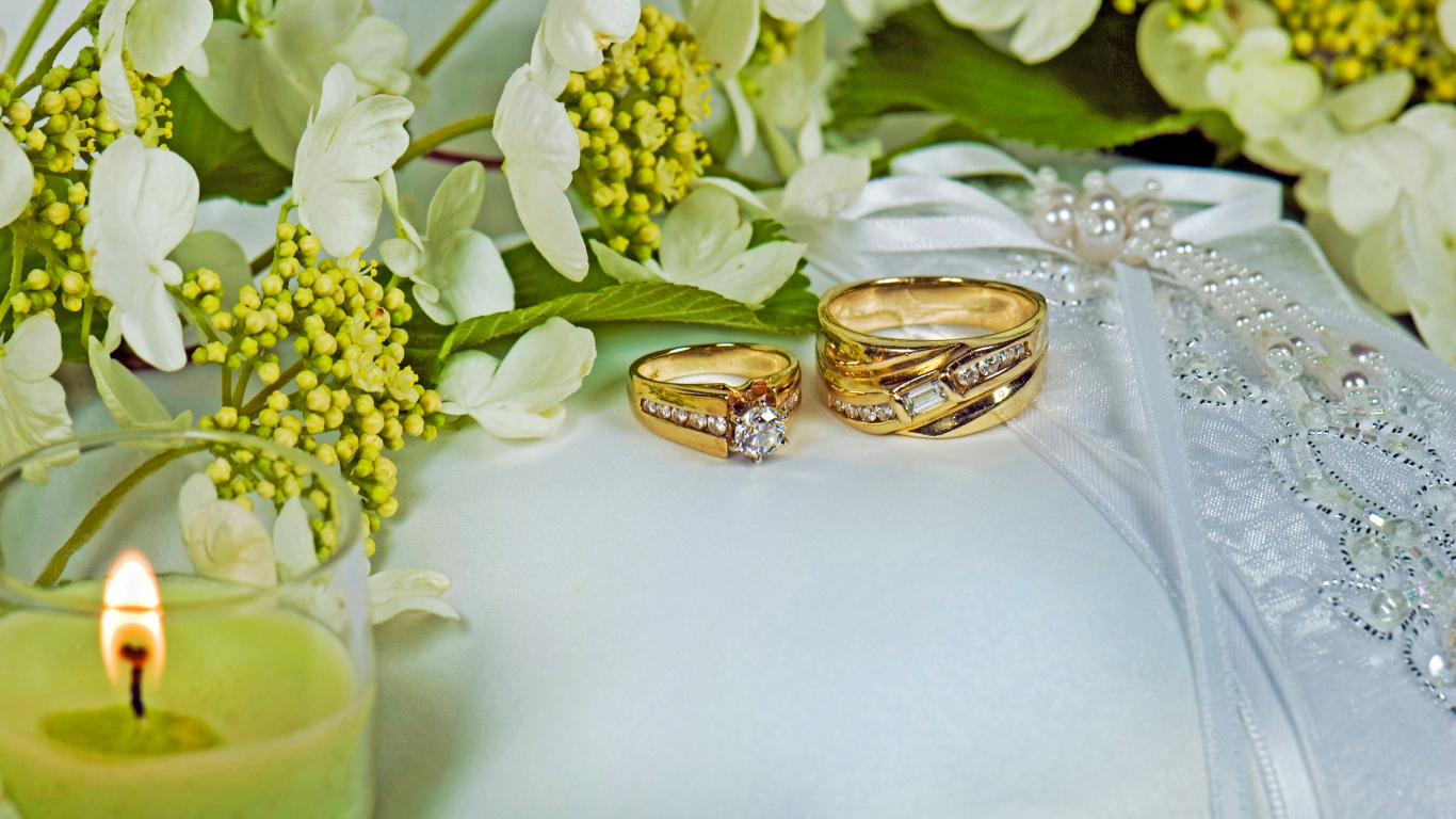 Два обручальных кольца на подушечке обшитой цветами