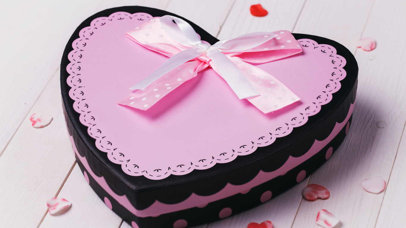 Большая подарочная коробка в форме сердца с розовым бантом