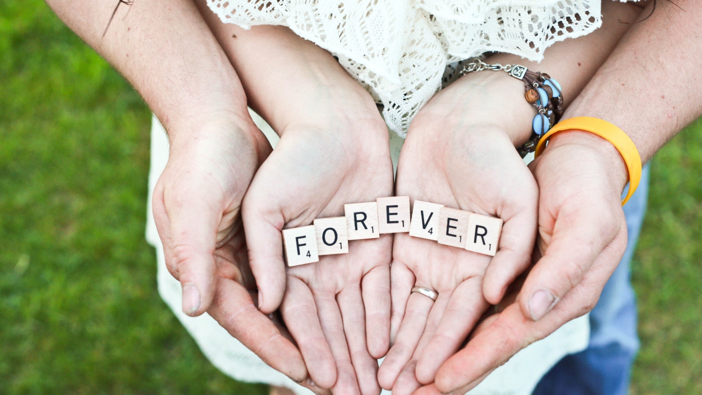Руки влюбленной пары с надписью FOREVER