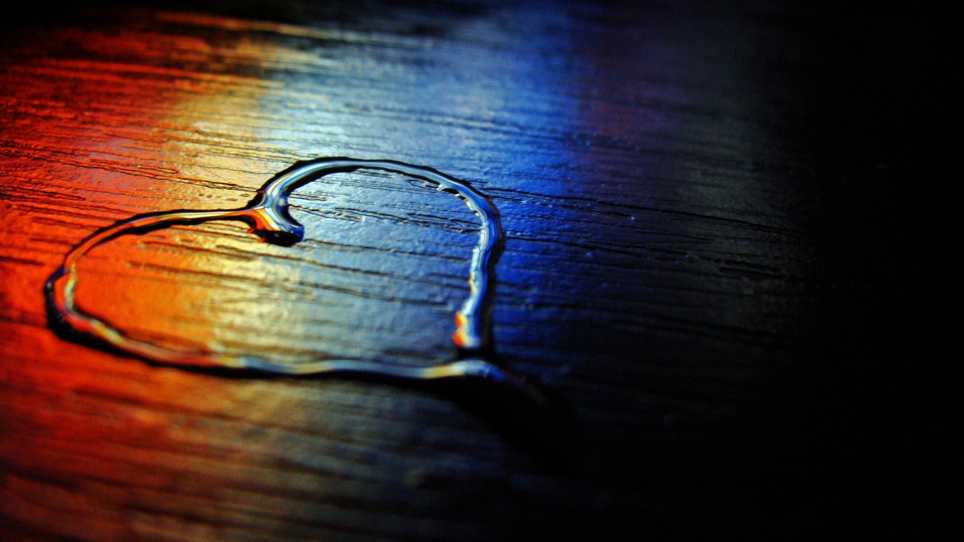 Сердце из воды на деревянной поверхности