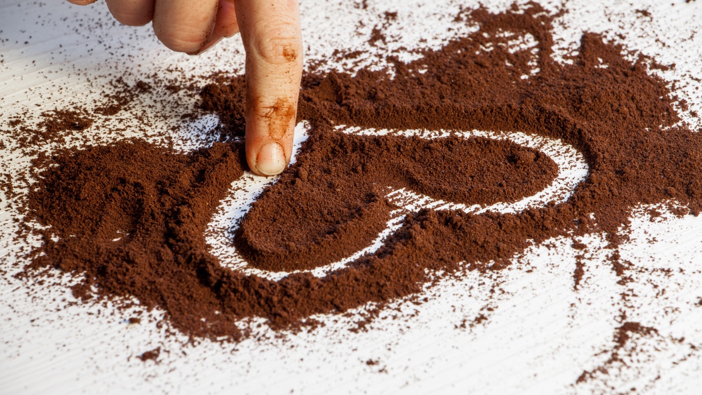 Сердце нарисовано на молотом кофе