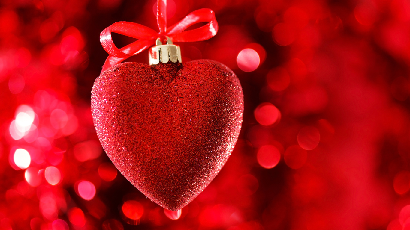 Красное большое блестящее сердце с лентой на красном фоне