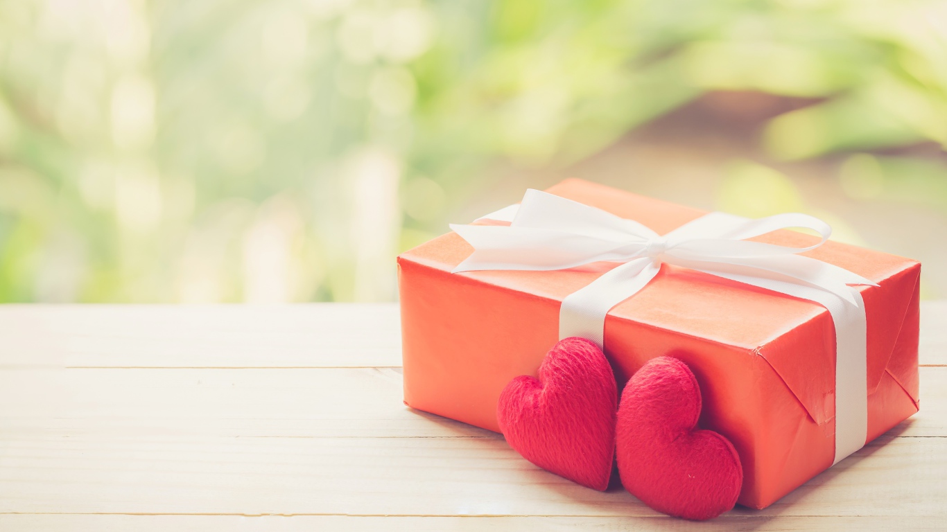 Красная подарочная коробка с красными сердечками