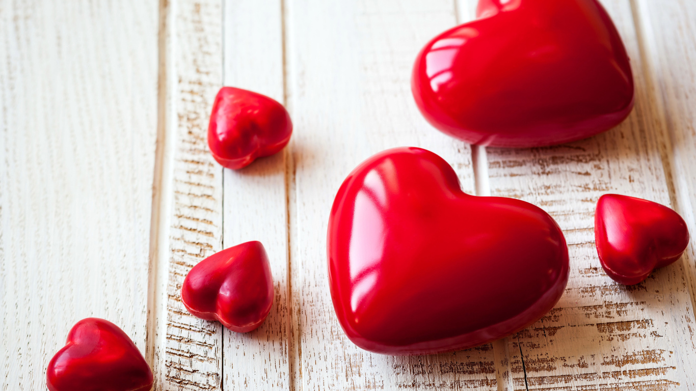 Красные сердца на деревянной поверхности 