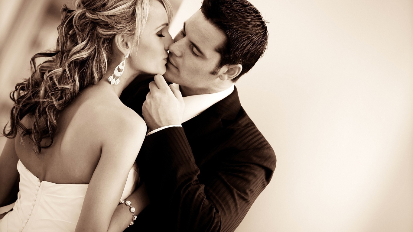 Романтический поцелуй жениха и невесты