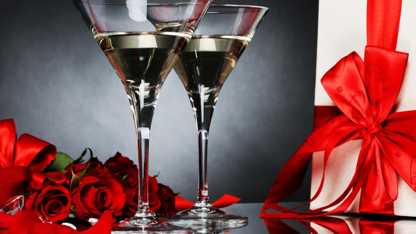 Два бокала с мартини, подарком и красными розами для любимой