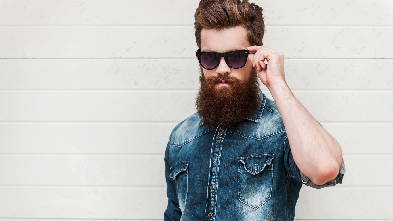 Красивый мужчина с бородой в черных очках 