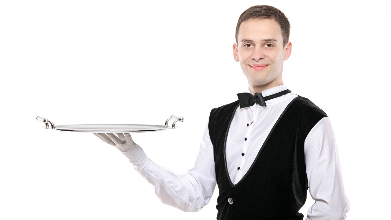 Мужчина официант с подносом в руках на белом фоне