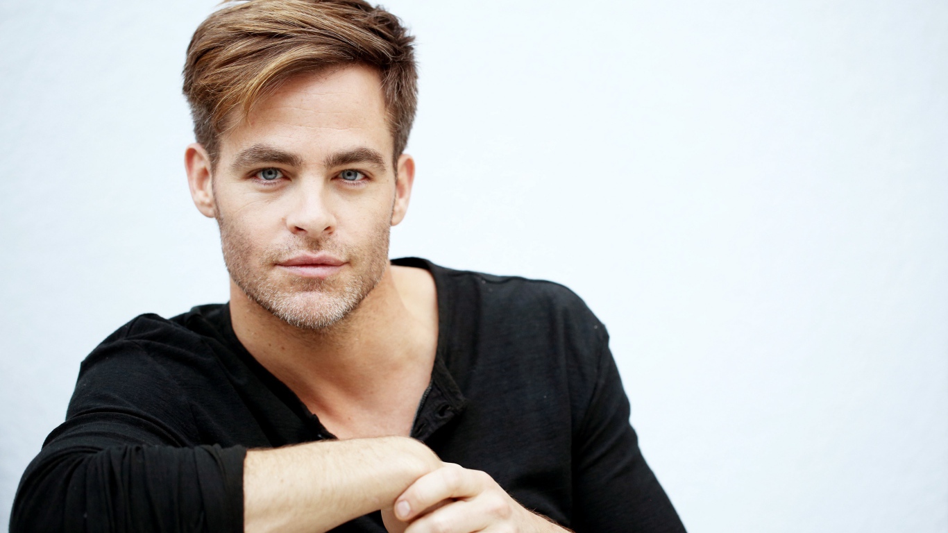 Красивый актер Крис Пайн в черной рубашке 