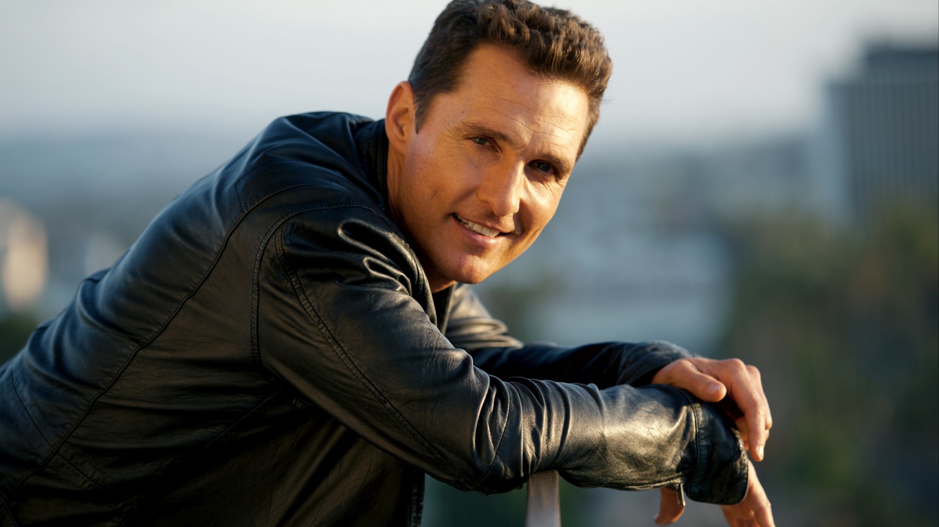 Красивый популярный актер Мэттью Макконахи в черной куртке 