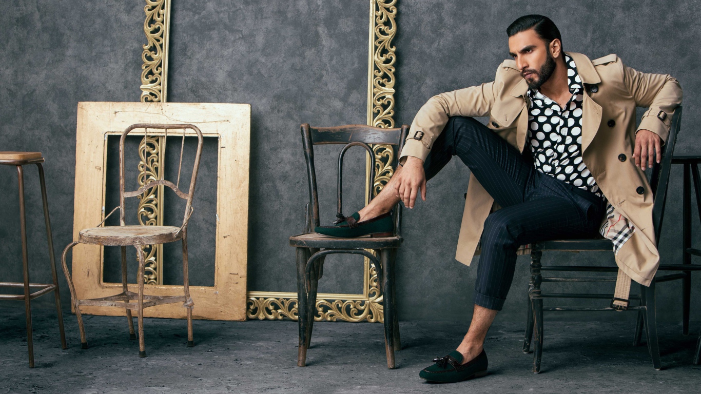 Индийский актер Ранвир Сингх сидит на стуле