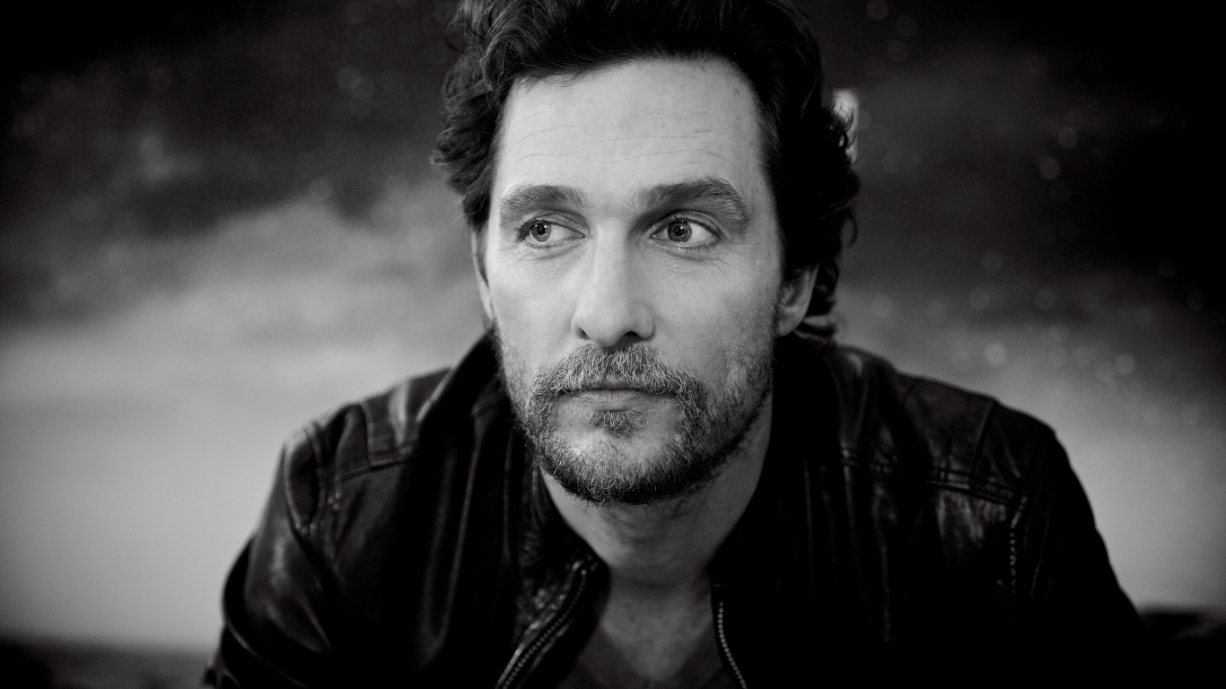 Популярный актер Мэттью Макконахи черно белое фото 