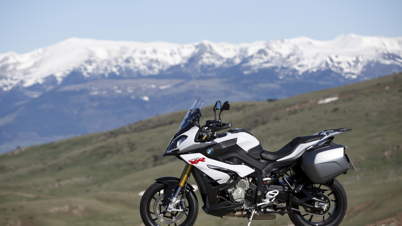 Мотоцикл BMW S1000 XR на фоне гор
