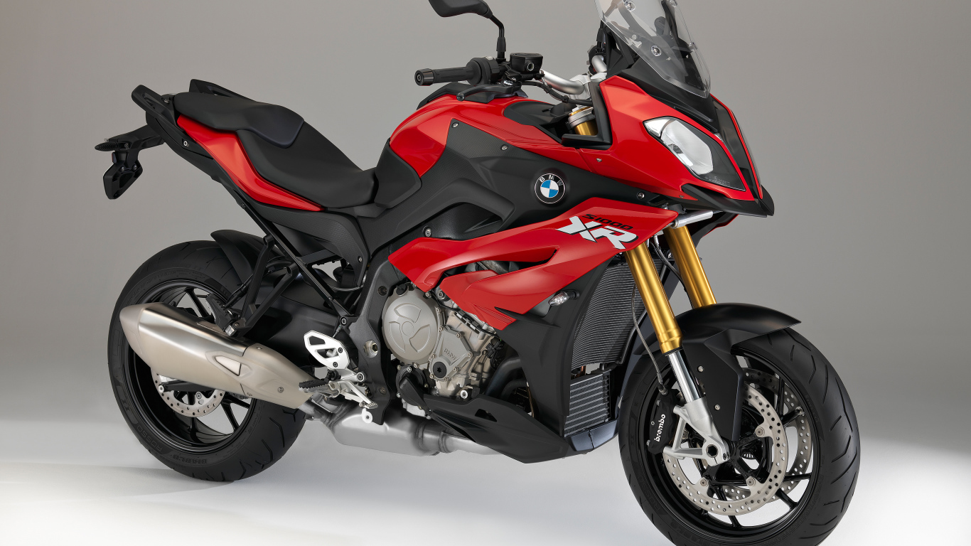 Красный мотоцикл BMW S1000 XR на сером фоне