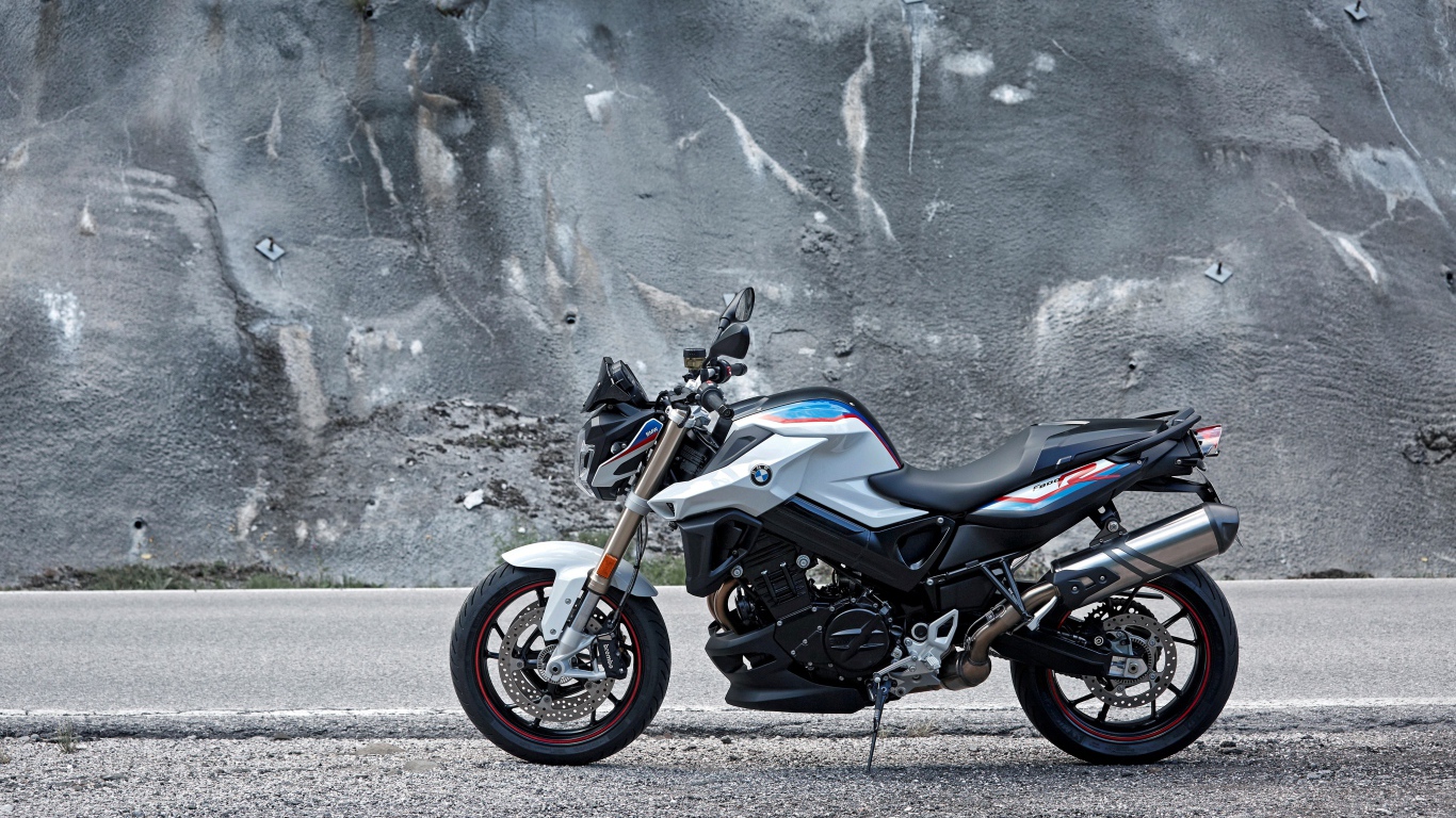 Стильный мотоцикл BMW F 800 R, 2017 у серой стены