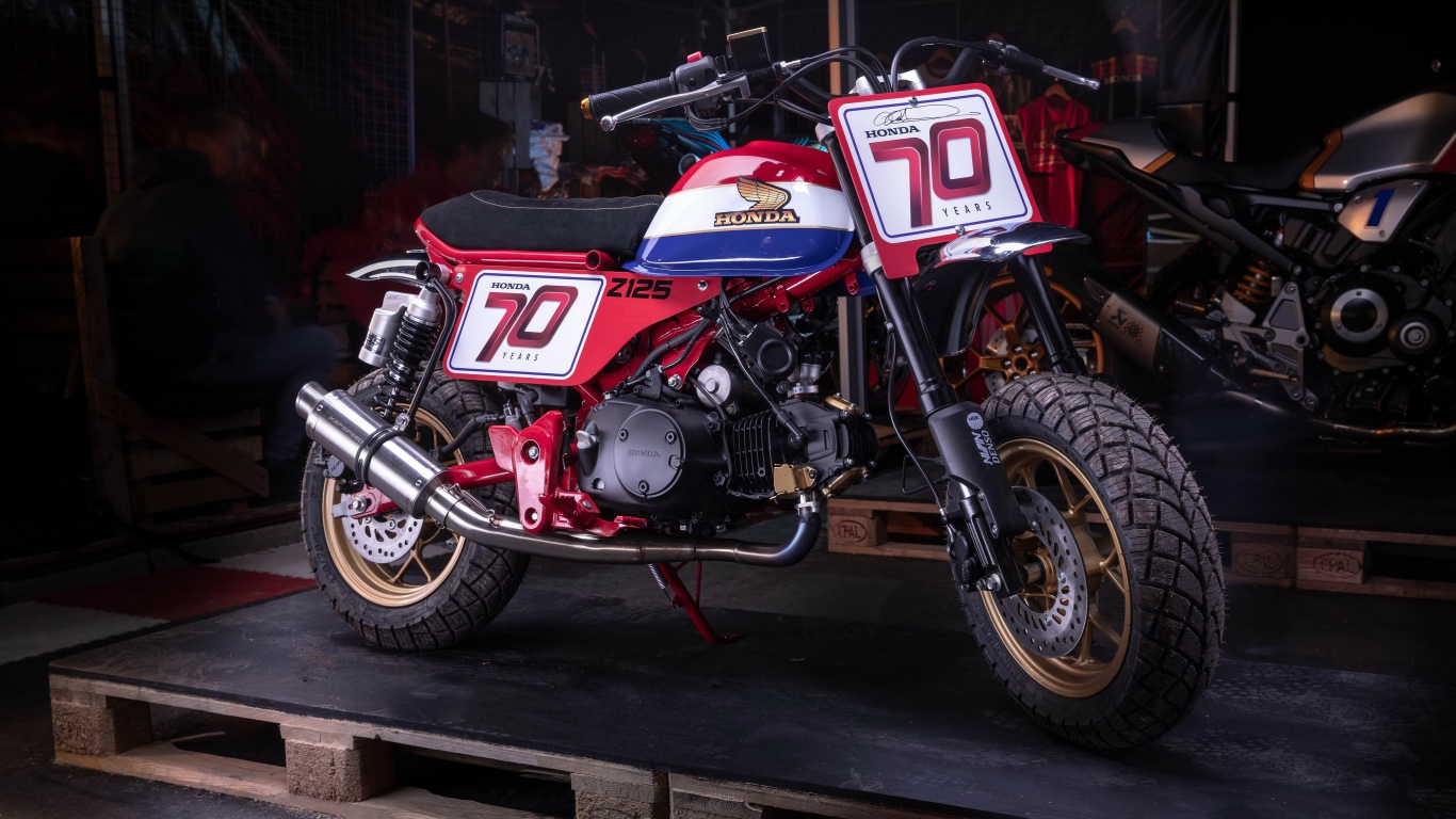 Мотоцикл honda z125 monkey в гараже