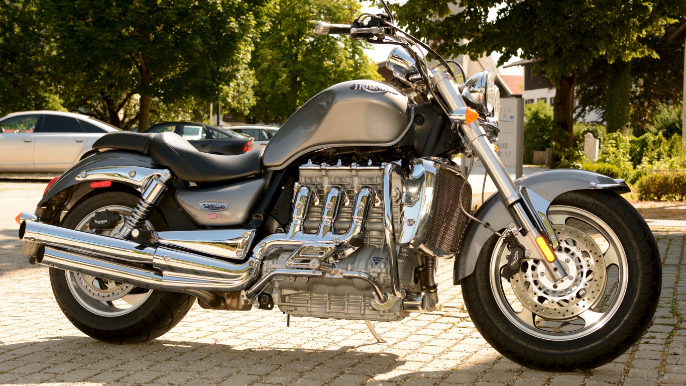 Красивый большой мотоцикл Triumph Rocket III