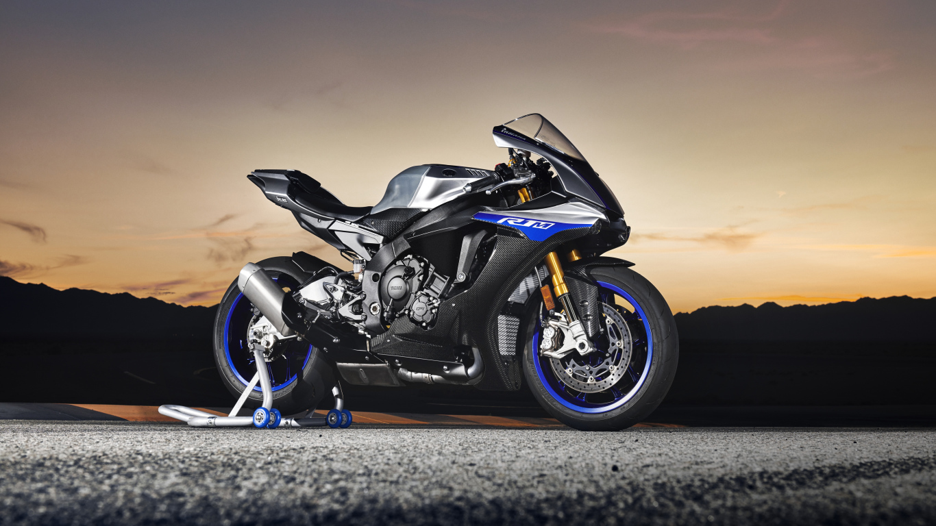 Мотоцикл Yamaha YZF-R1M, 2018 на фоне заката