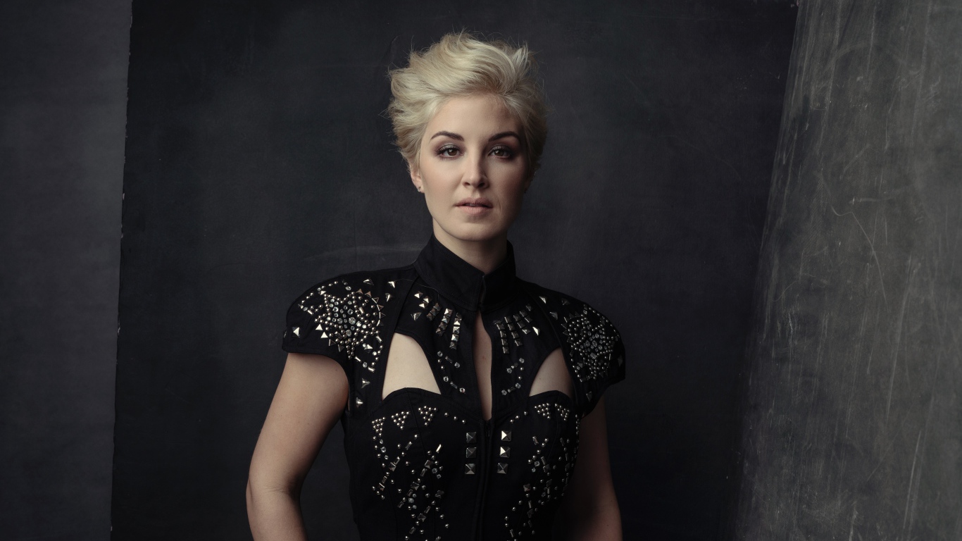 Американская кантри певица Мэгги Роуз в красивом платье 