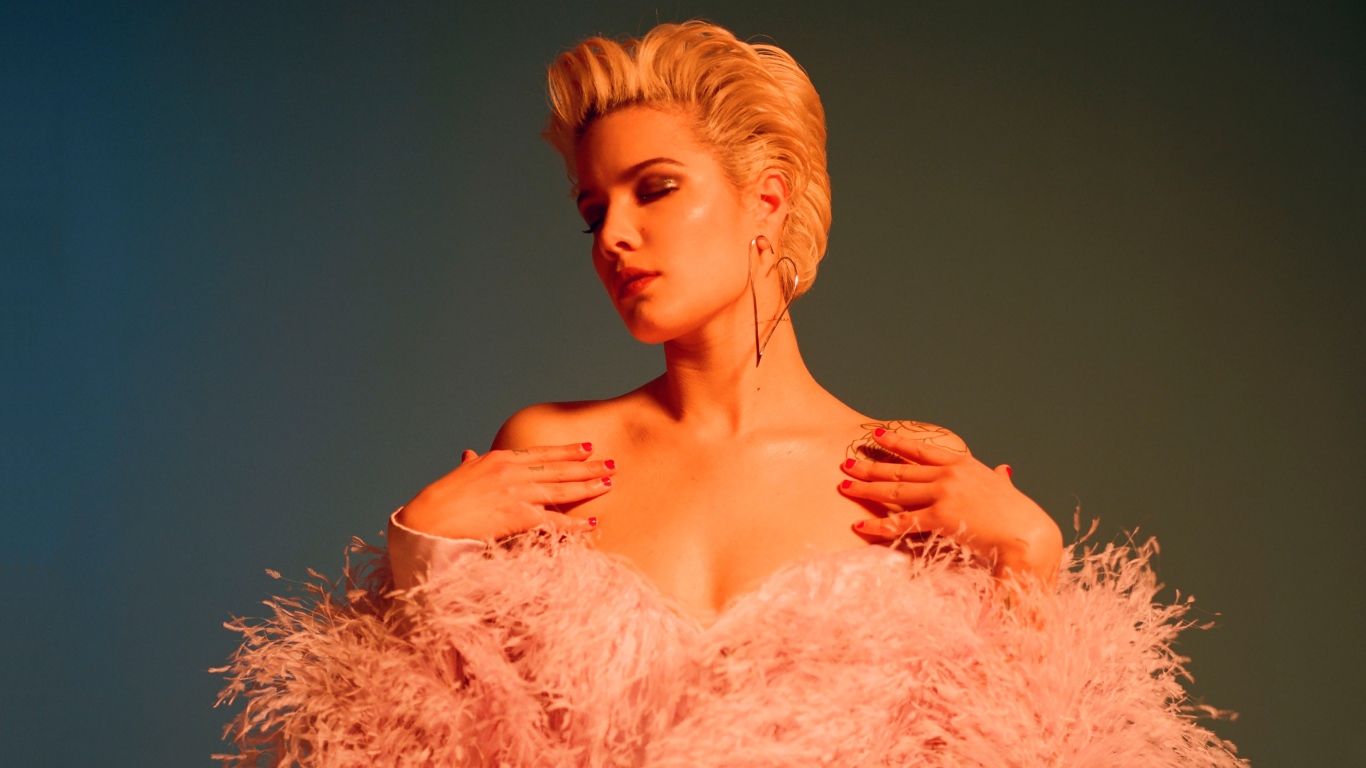 Американская певица Холзи в розовом наряде