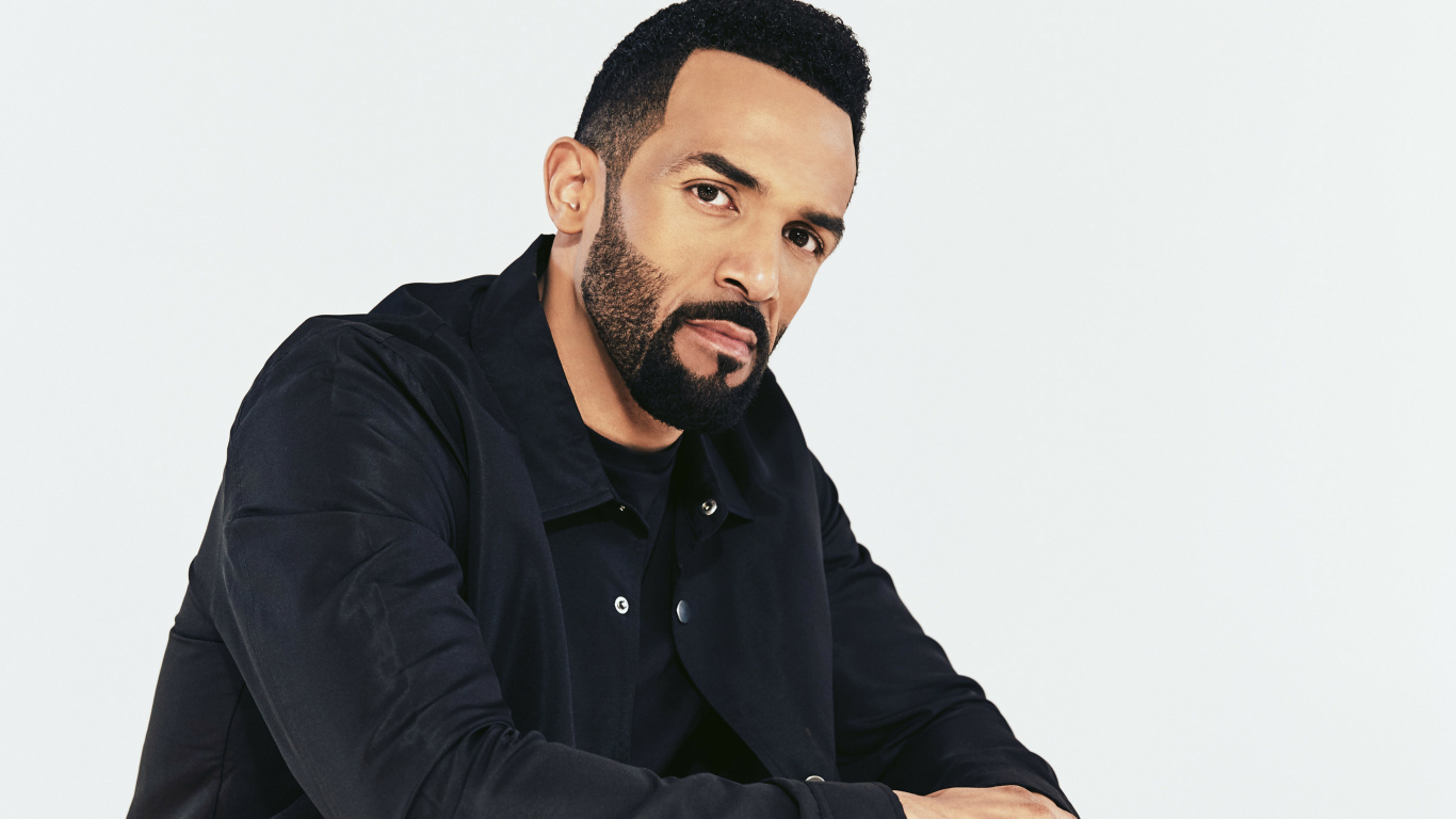 Британский певец Крейг Дэвид в черной куртке