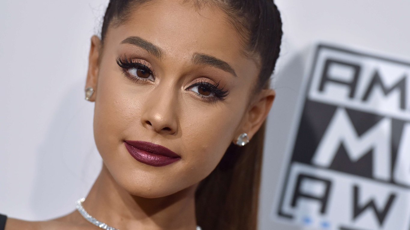 Певица Ариана Гранде лицо крупным планом