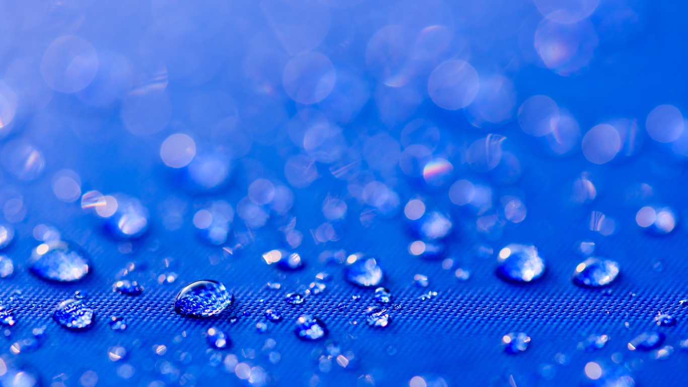 Много капель воды на синем фоне