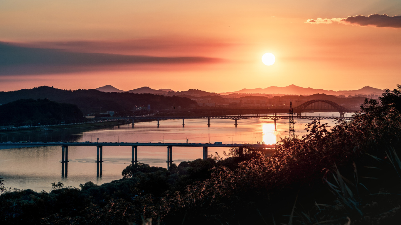 Рассвет над мостами над рекой 