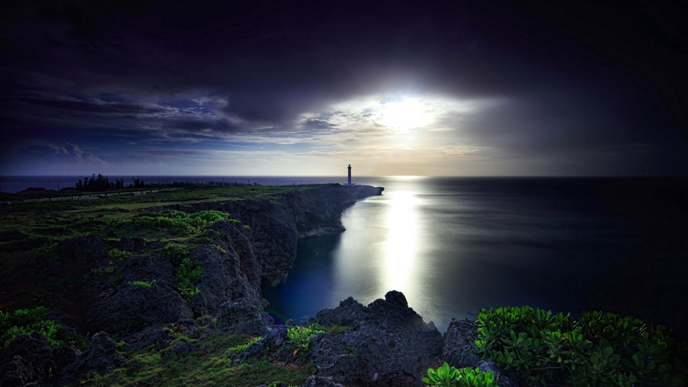 Маяк на побережье под красивым небом на закате солнца