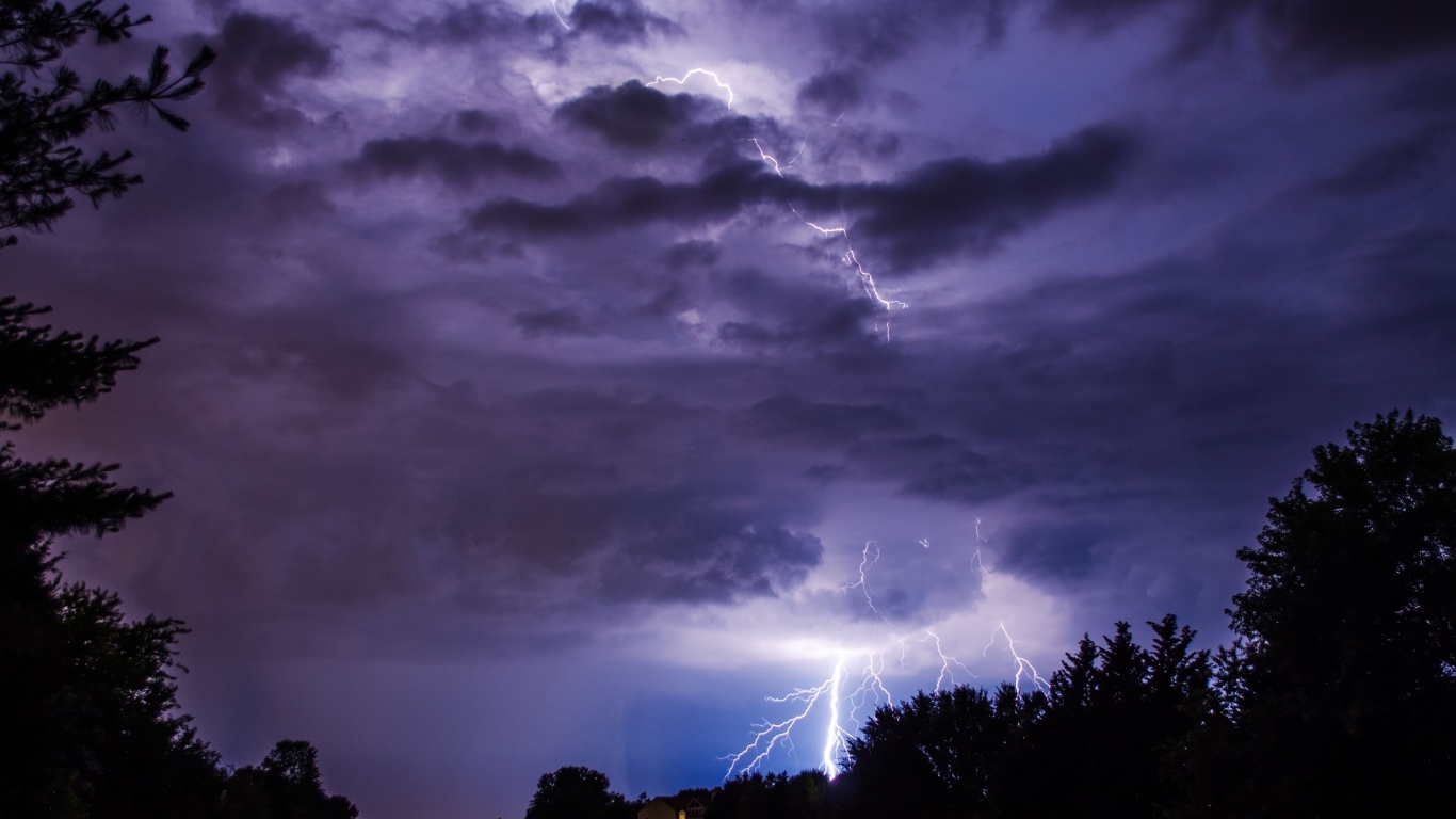 Молния пронзает грозовое небо