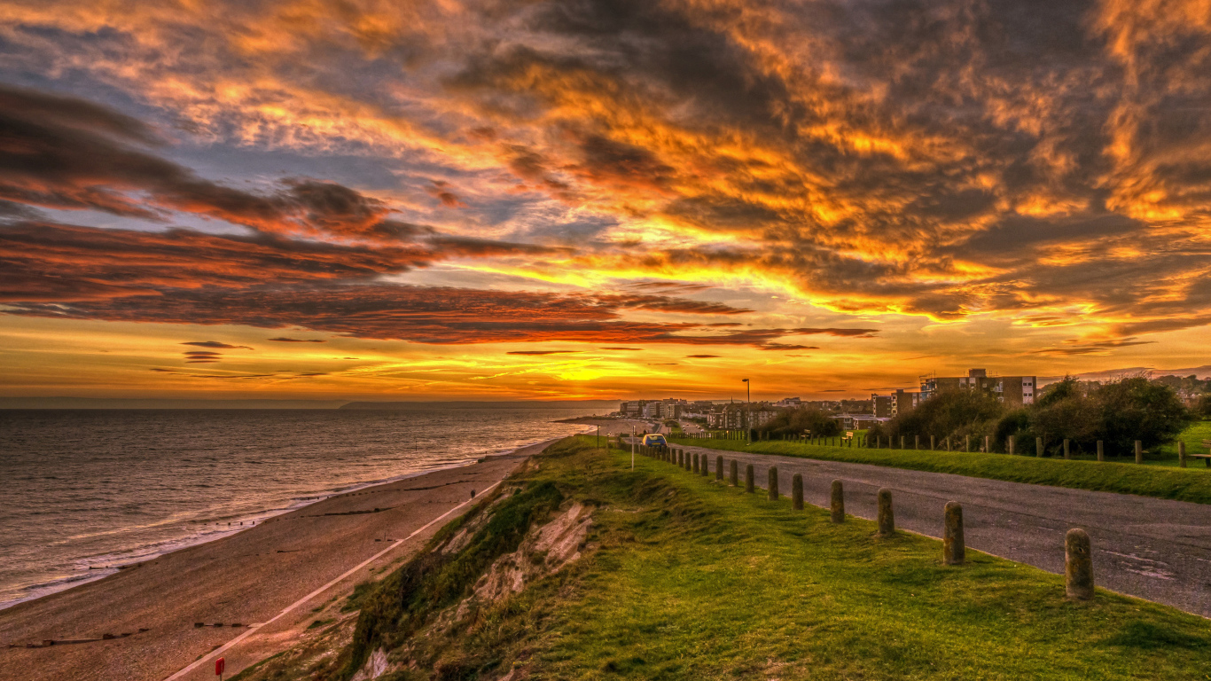 Набережная на закате солнца под красивым небом 