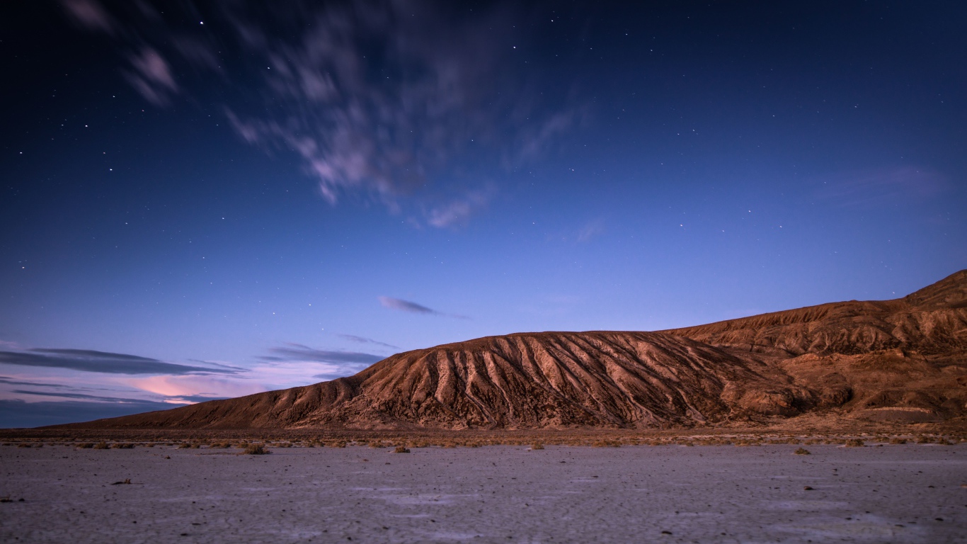 Скалы под красивым голубым небом вечером