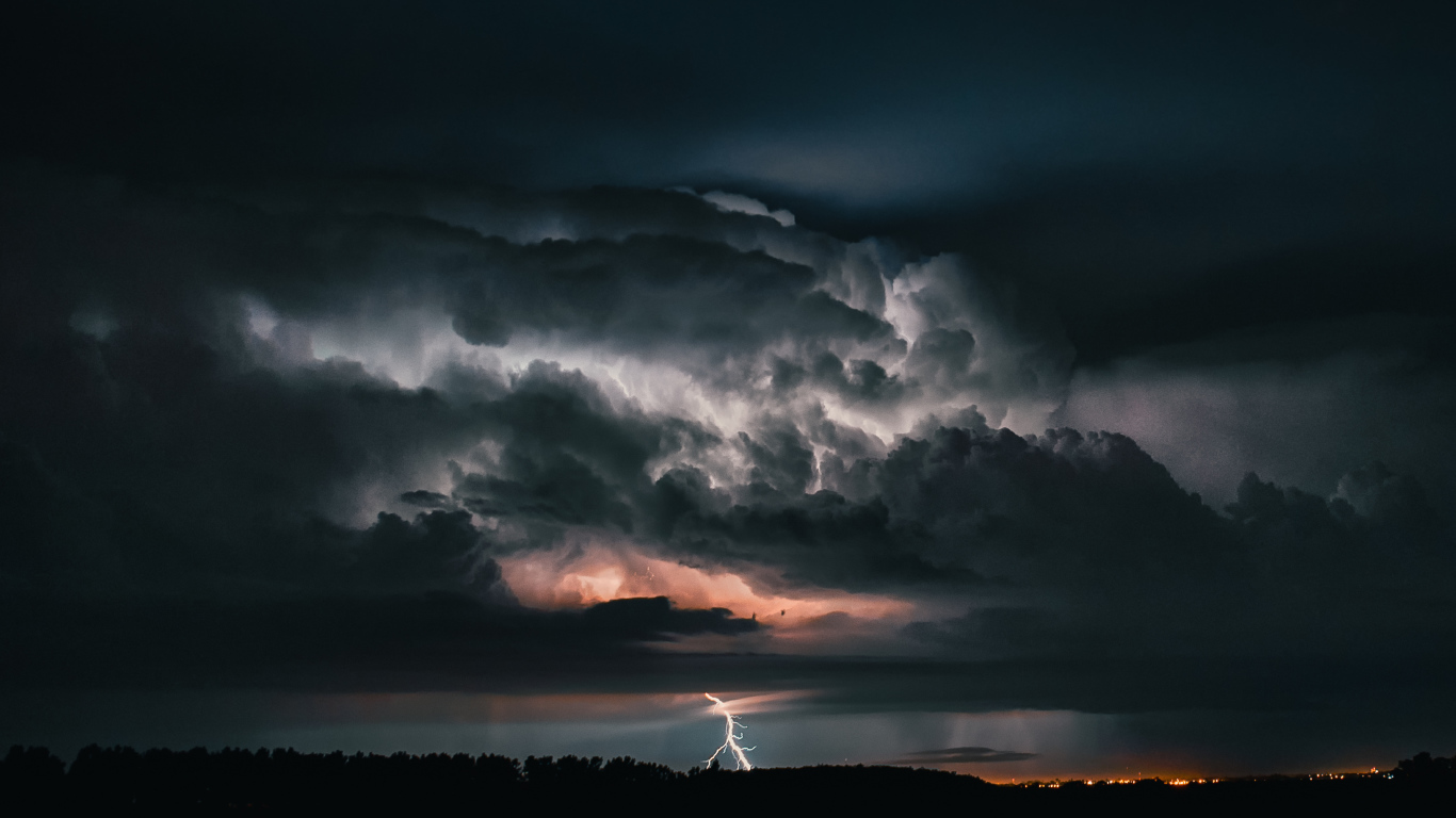 Грозовые облака с молнией в небе вечером