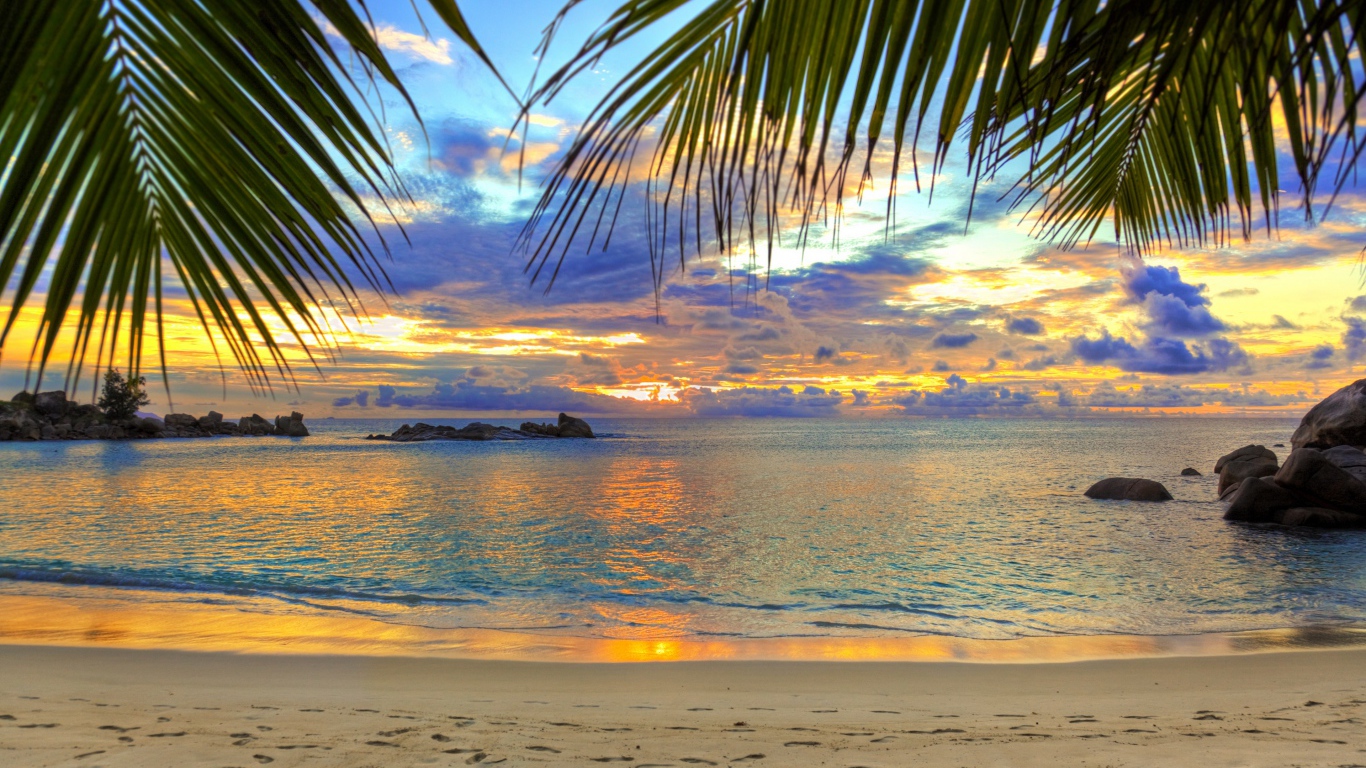 Красивый закат в небе на тропическом пляже 