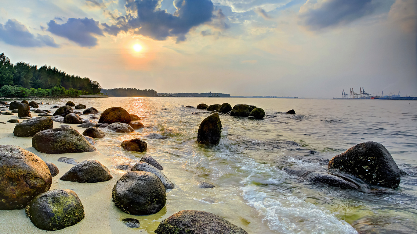 Большие камни на берегу океана на рассвете 