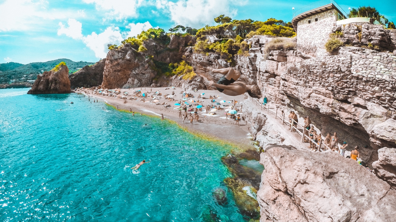 Дикий пляж на побережье Испании