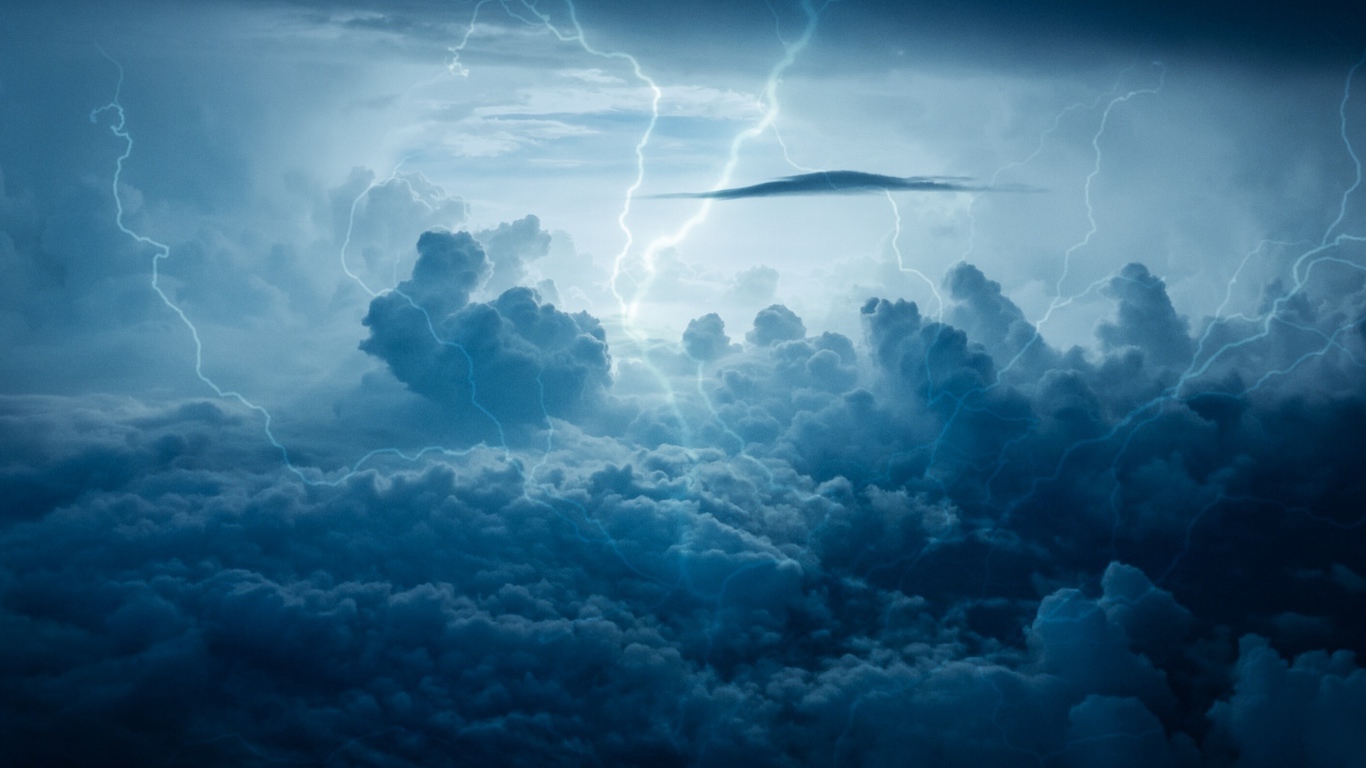 Молнии в облаках во время шторма