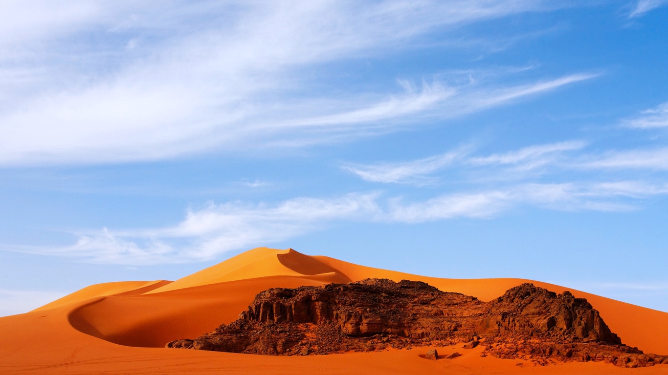 Оранжевая горячая пустыня Сахара под голубым небом