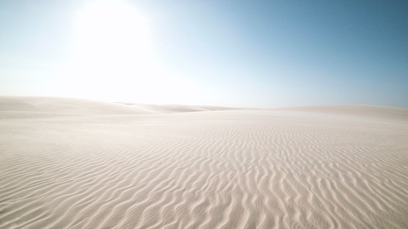 Белый песок в пустыне на фоне голубого неба