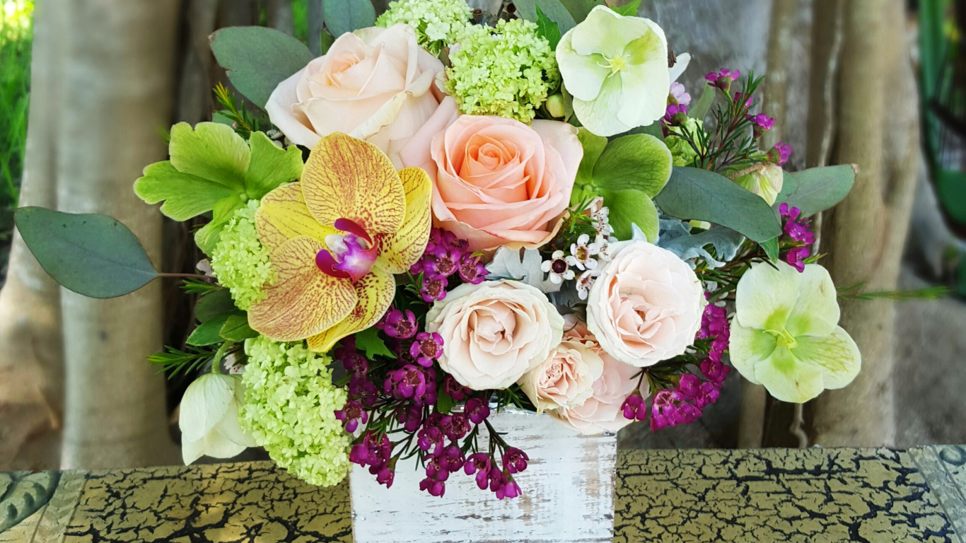 Красивый букет на столе в вазе 