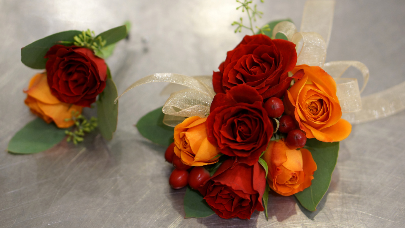 Красивый букет  и бутоньерка на столе