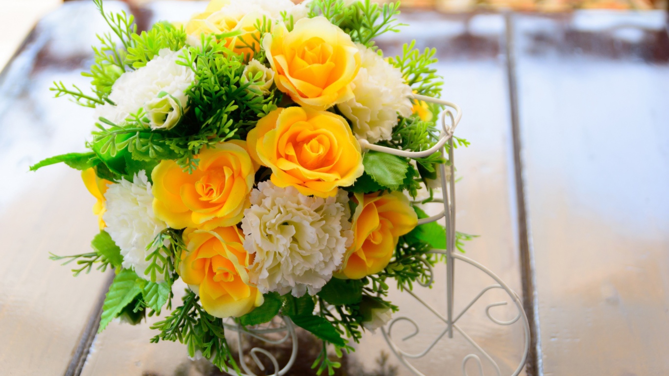 Красивый букет искусственных цветов для декора 