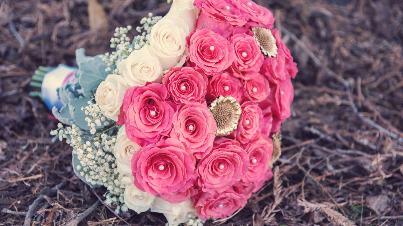 Красивый букет из розовых и белых роз с бусинами