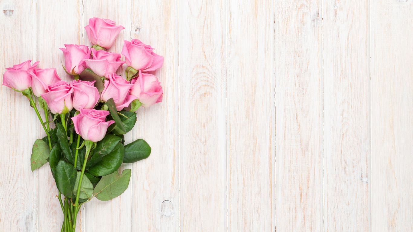 Красивый букет розовых роз на деревянных досках, фон для открытки