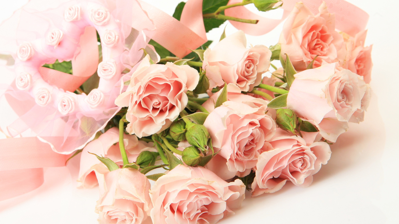 Красивый букет розовых роз с сердцем на белом фоне