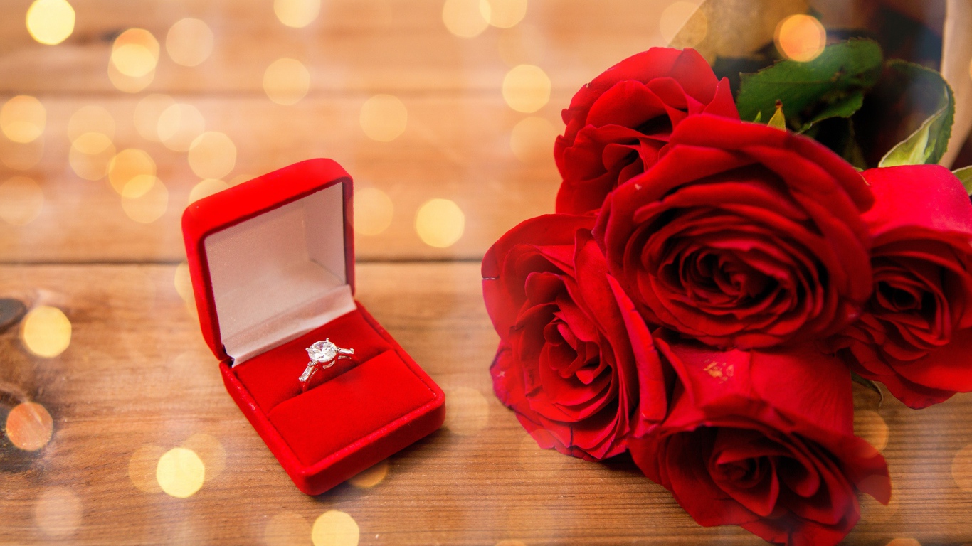 Красивый букет красных роз и кольцо с бриллиантом